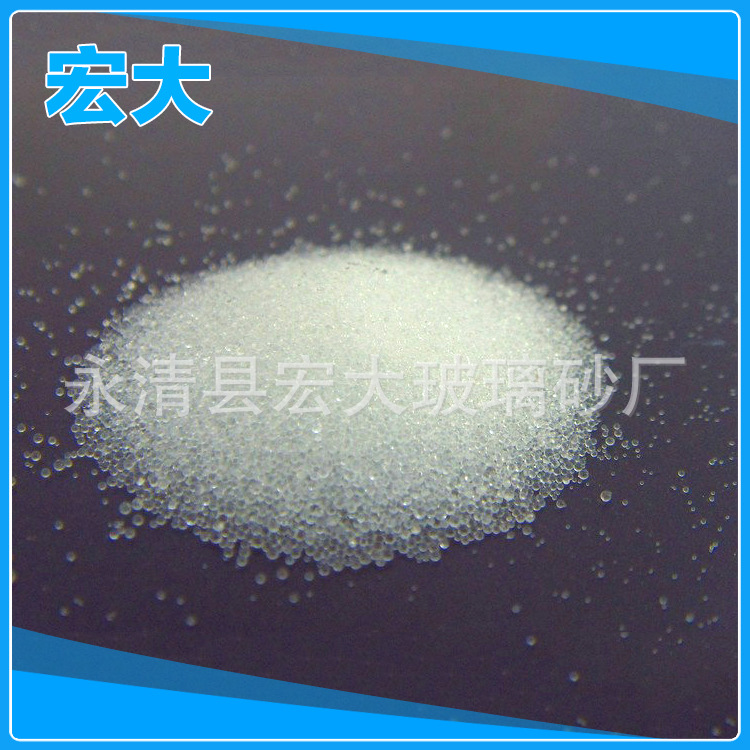 人造攀岩墙是由数百块不到1平方米的岩板组装而成。可以将岩板组装成攀登难度不同的倾斜度,如俯壁、屋檐、直壁等在大自然中见得到的各种岩石状态,固定在支架上,营造出各种的空间造型。 攀岩墙的组成 1、岩壁支架 岩壁支架是攀岩墙的主体结构,分为独立结构和有支撑结构。一般采用钢结构。 2、攀岩支点 攀岩支点是攀岩墙的重要配件,其制作材料和工艺与岩板相似,形状各异,有仿真的,也有卡通的,由不锈钢螺栓固定在岩板上,作动者攀爬时双手的握点和脚的登点。 攀岩墙的种类 (1)仿真型:岩板根据自然山体形状取样翻制而成,仿真度高