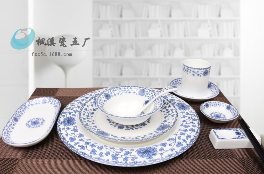 (3件套)7"浅式盘+4.5"翅碗+万豪汤勺 (4件套)7"浅式盘+4.5"翅碗+万豪汤勺+筷架 (5件套)7"浅式盘+4.5"翅碗+万豪汤勺+味碟+筷架 (7件套)10"垫盘+7"浅式盘+4.5"翅碗+万豪汤勺+味碟+皇朝筷架+茶杯 以下为其他花色,也可联系我们自行定制花色: 潮州市枫溪瓷五厂,位于广东省潮州市枫溪区——著名的中国瓷都。枫溪瓷五厂是一所专业生产、销售陶瓷制品的民营企业,产品有高、中日用瓷、酒店瓷、礼品瓷。主要产品有:碗(饭碗、汤碗、面碗、沙拉碗、