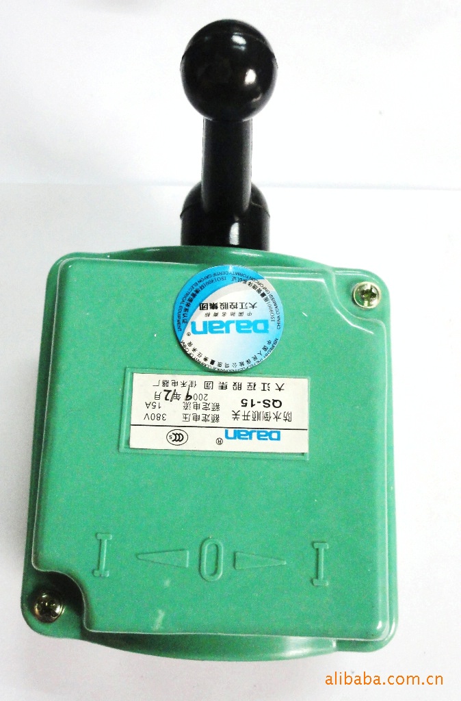 1.QS系列开关 用于交流50Hz,电压380V,功率至7.5kW的三相鼠笼型异步电动机作正反向直接起动和停止及两种电路转换之用. 2.本开关装用电机机最大额定容量如下:15A(380V-3KW、220V-1.7KW)30A(380V-5.5KW、220V-3.4KW)60A(380V-10KW、220V-2.5KW). 3.本开关和熔断器内侧,不允许作单项电源控制之用。亦不得装置于过甚潮湿或者腐蚀性气体场所。 4.