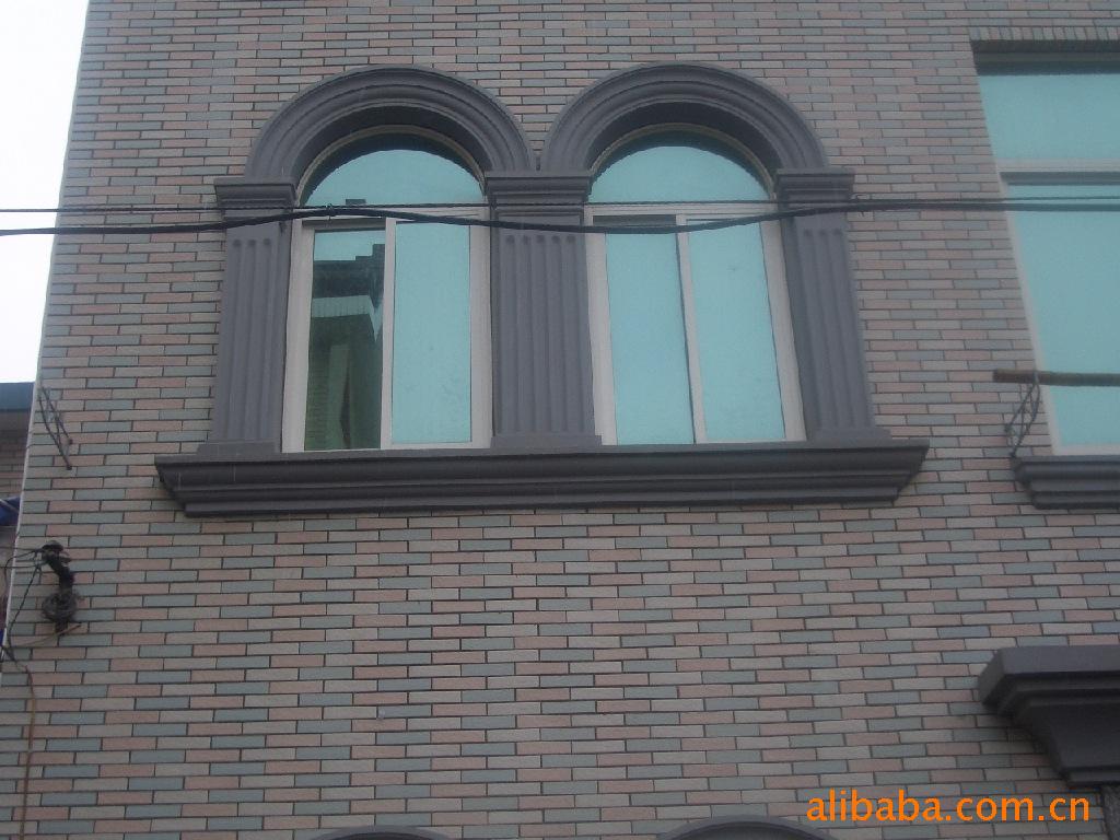 EPS聚苯装饰线条以兼具保温及装饰效果,并满足现代建筑的个性化、流线型设计而深受广大客户的青睐,该产品引进了美国最先进的涂层技术、通过对EPS板特殊深加工、使装饰线条的制作、安装及保温冷热桥难题一并解决。可充分体现建筑物流畅高雅的感觉,建筑师的设计理念也得以大胆发挥。