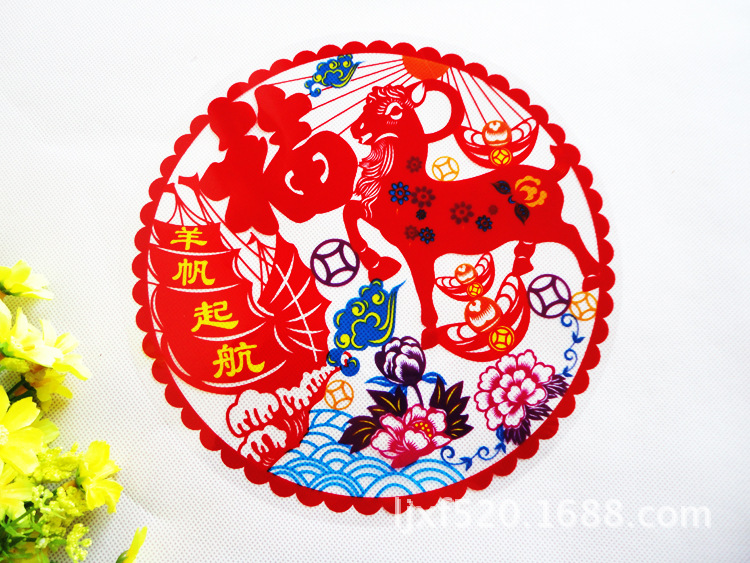 请您查看公司相册选款。 1.衣柜上的展示效果: 2.白色家电上的展示效果: 3.瓷砖上的展示效果: 4.窗户上的展示效果: 它无需胶粘,轻轻压在想要装饰的表面,用手抚平即可。环保无毒、使用方便、颜色鲜艳、清晰干净,可用于玻璃、墙面、金属、木材、石材等家居材质。其消除了传统的透明胶、双面胶、不干胶等粘贴方式,避免因粘贴而弄脏了家具家居的烦恼,并不会留下红印或表面污渍。 仓库角落展示图: 使用说明: 1.