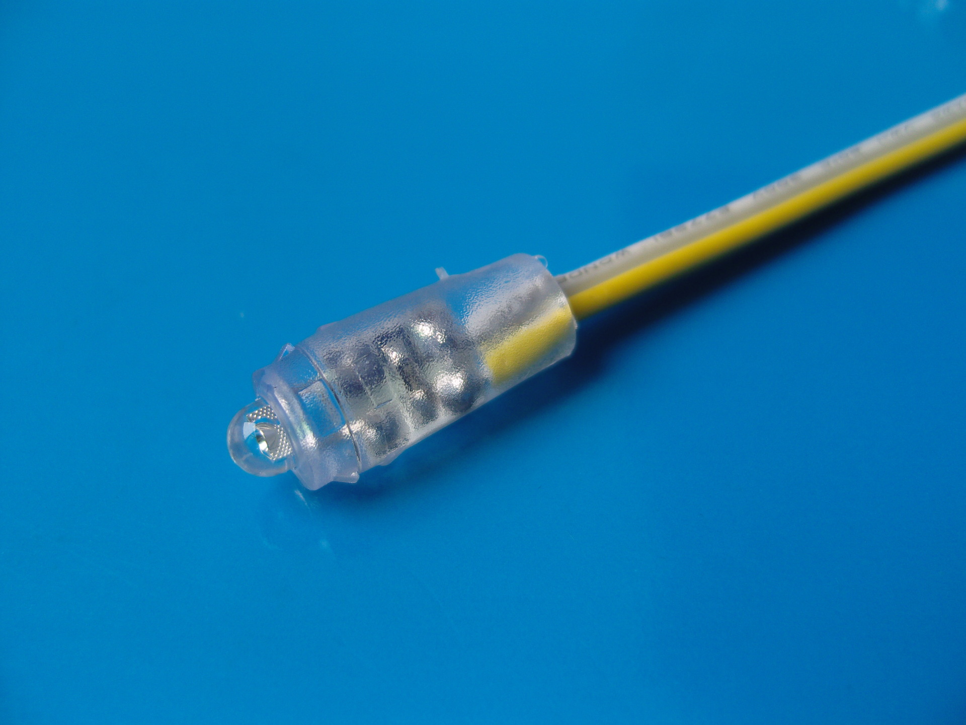 LED外露发光字 一、防水LED灯串特点: 1、LED防水灯串化繁为简、随心所欲,充分发挥点光源优势,任意组合,体现随意性,让LED外露发光字、大型户外LED广告招牌制作更简单! 2、特殊卡口设计,打孔后直接安装,安装时间迅速,保证可靠连接的同时彻底摆脱手工焊接,避免LED受到潜伏性损伤,极大缩短制作周期,有效降低安装维护成本,减少不良损耗,彻底解决LED工程维护难的状况! 3、各种板材打孔均可使用(例如电解板,铝塑板,铁板,不锈钢板等)! 4、采用台湾大功率LED芯片,光照强、光色一致性佳、色彩饱和度好