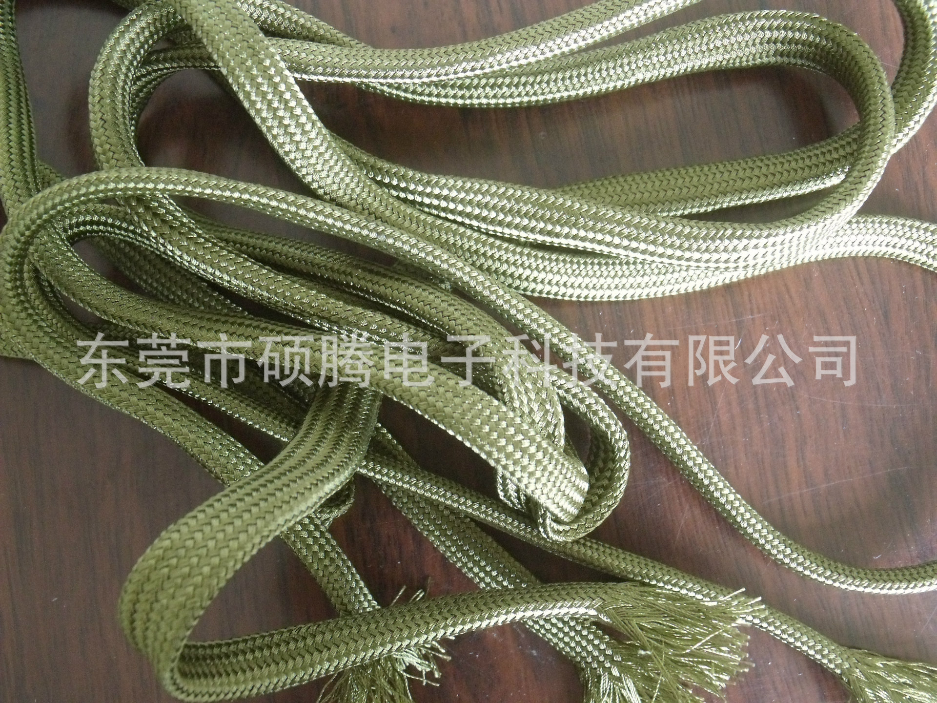 东莞市硕腾电子科技有限公司是一家专业生产功能型高温套管、高温机织带、网状伸缩网管的企业,主要产品有高温纤维套管、316不锈钢编织带、304不锈钢编织套管,玄武岩编织套管、碳纤维编织套管、PET编织网管、尼龙网管、蛇皮网、漆包机编织钢带、铜丝屏蔽套管、铝镁编织网、镀锡铜包铝编织网、PP纱编织网、棉线编织网、来电线加工编织网等,规格齐全,用途范围广,另可按客户要求订做不同材质套管,现产品广泛用于机械、玻璃制造、电力、军工、汽车、电线电缆等各个行业。公司秉承“以满足客户核心需求,迅速解决客户问题为最