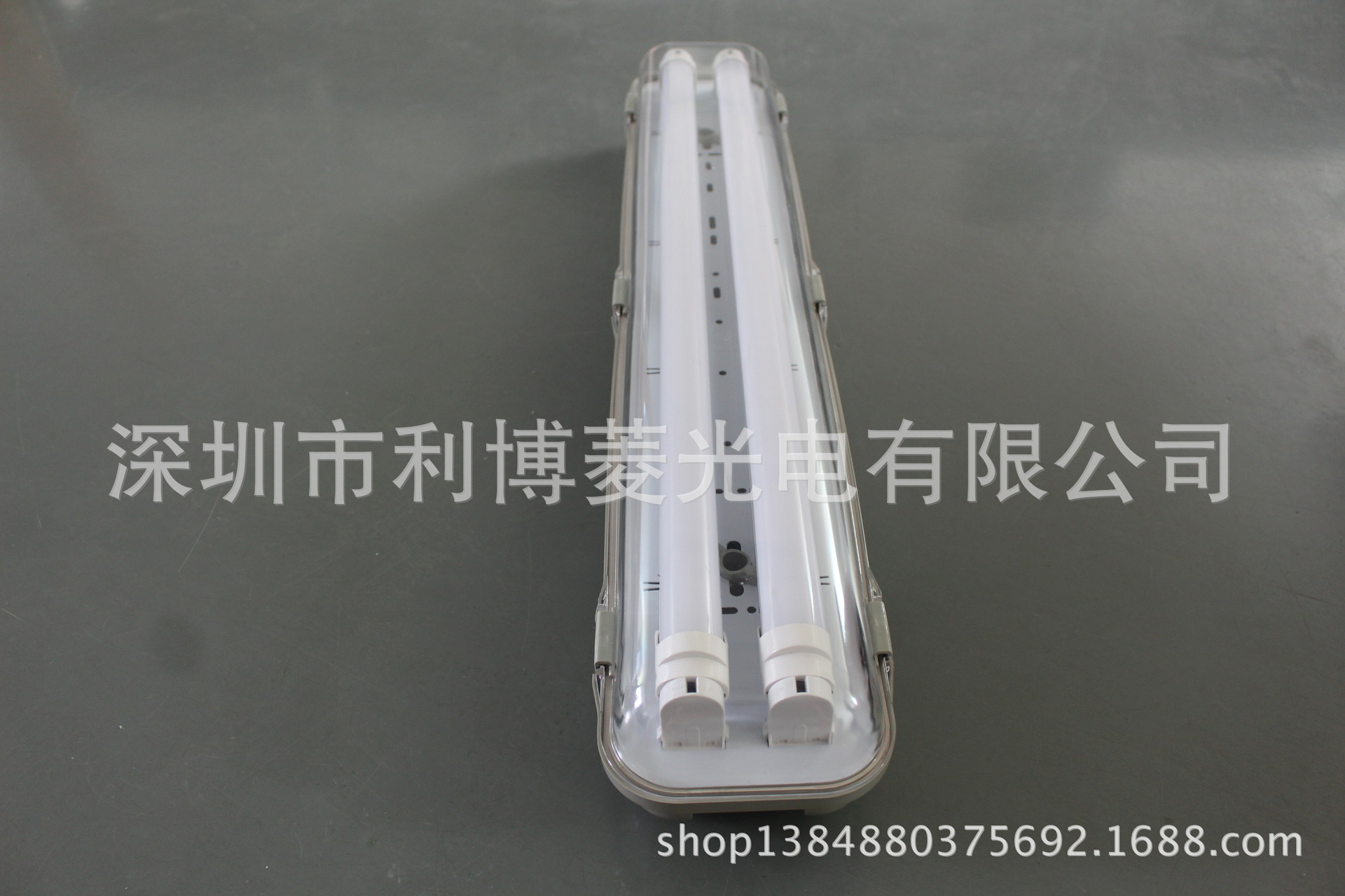 应急电池参数: •一、三防灯技术指标 •1、产品型号:LBL168H,配套12V镍镉或镍氢充电电池组 •2、输入参数:AC85-265V/50-60HZ •3、充电电流:10-100mA, •4、充电时间:逆变器设置有充电保护电路,不会充坏电池,一般应急遵循以下时间: • 电池组容量,充电时间>24h • 电池组容量>12V2800mAh,充电时间>48h •5、光源功率:光源,不支持双灯或多灯应急照明; •6