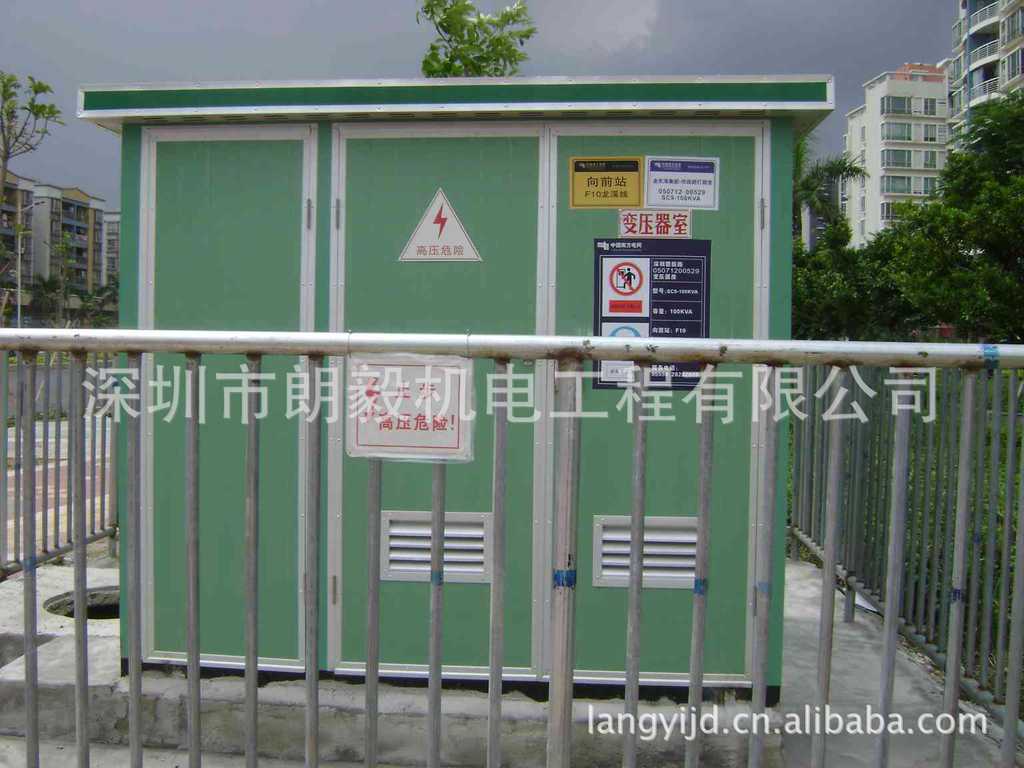 产品简介 本系列YBM箱式变电站,是由高压开关设备,电力变压器,低压开关设备三部分组合在一起而构成的户外、油变配电成套装置。该产品具有成套性强、占地面积小、安装维护方便、造型美观、耐侯性强等特点。 本产品为框架结构,用型钢焊接而成,框架外蒙铝合金板,并涂专用漆层,使之具有较强的机械性能、耐侯性能、防腐蚀性能。组合式“箱式变电站”为整体结构时,箱内用钢板隔成三个相对独立的小室即高压室、变压器室和低压室。各室照明均随门的开启而自动关停。 组合式“箱式变电站”顶部
