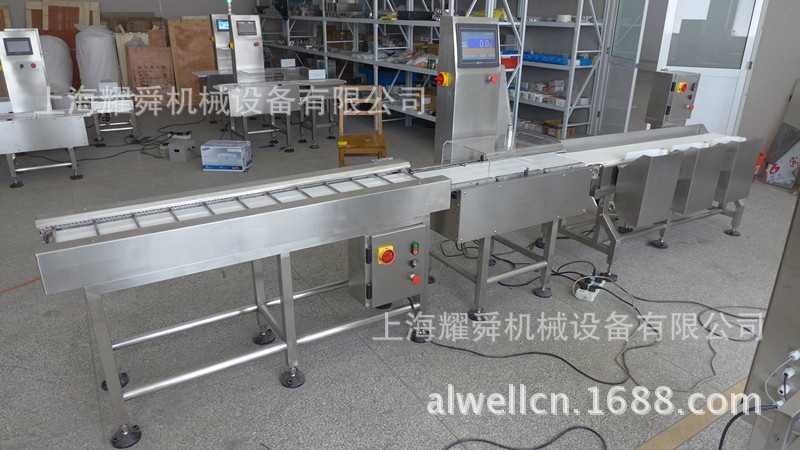 Automatic Weight Sorter 全自动重量分选机 产品用途: 主要用于自动化流水线上产品本身质量检测及按照设定的重量等级分类、收集并装箱; 特别是应用于鸡、鸭、鱼等肉类产品的重量分选,以及电子元件、汽车配件等产品的分选。 可替代人工称重,以此提高生产效率以及称重分选的一致性、可靠性。 功能特点: 1.