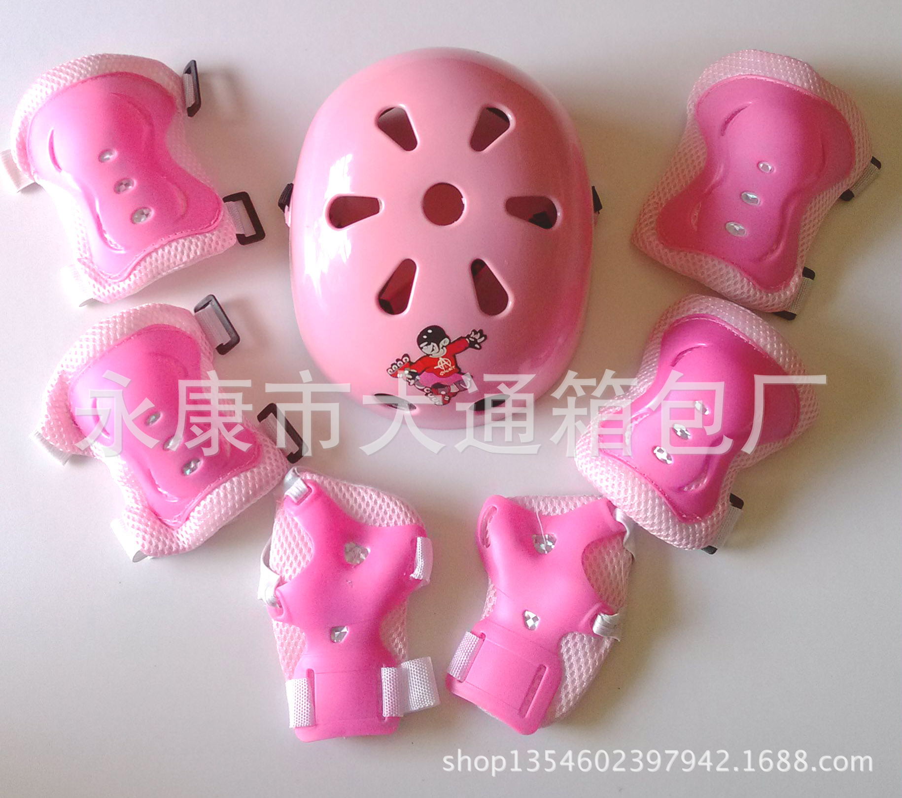 宝贝详情 A3加硬头盔:外壳是专用PVC塑料,全塑内壳耐冲击9孔一体成型,进口EPS,高级织物内衬条,加厚海绵。 普通头盔:一层泡沫上蒙上一张塑料模,更多是装饰,起不到什么保护作用。 1)ABS 头盔外壳 全新材料制作,光泽亮丽,有很强的抗撞击力 2)伸缩带 卡扣设计 可伸缩大小 卡扣锁紧,非常方便 操作简单 3)内垫设计 做工精良的内忖覆盖面大,质地良好,防撞击,很好的保护头部 颜色如图:红色蓝色粉色 1.