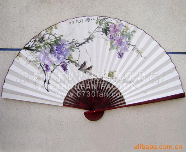 岳州扇厂专业定做中堂大挂扇子,工艺挂扇,手绘挂扇,高档挂扇,精品装饰挂扇,尺寸,材料,图案均可按照客户要求定做。 大挂扇合拢尺寸分别为:50cm;70cm;100cm;150cm;200cm 大挂扇展开尺寸分别为:90cm;130cm;190cm;280cm;380cm 大挂扇扇骨材料及工艺:头青竹骨,仿斑花工艺 大挂扇扇面材料:宣纸,仿古绢面,真丝面,绫绢裱面 大挂扇画面种类:手绘工笔画,写意画 大挂扇扇面图案:八骏图、清明上河图、唐伯虎山水-女儿山、四美图、国色天香-牡丹、仕女图、百子图、写意梅花、三