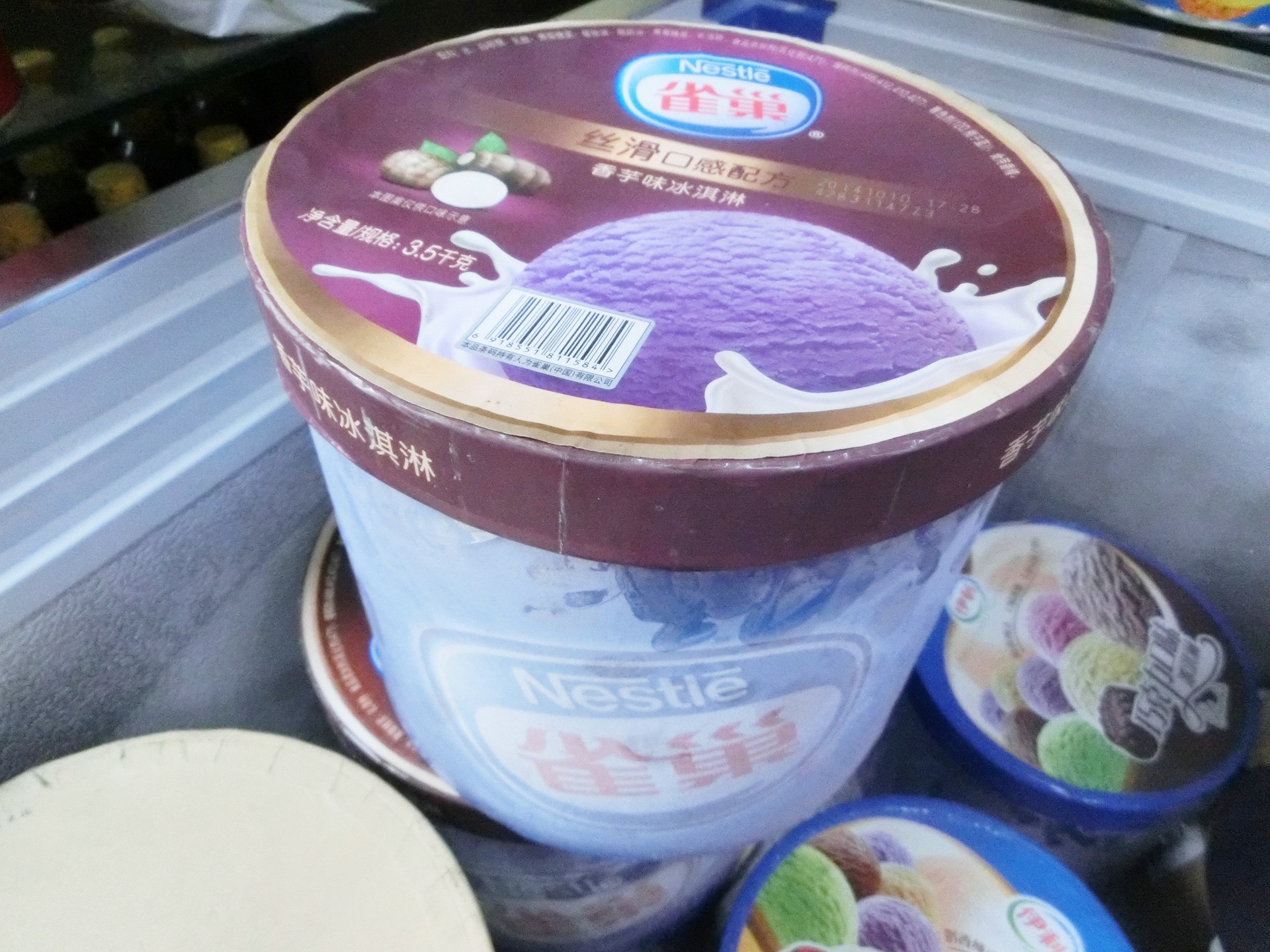 产品名称:雀巢香芋口味冰淇淋 品牌:雀巢 原料配料:水 白砂糖 乳粉 稀奶油 乳清粉 植物油 净重:3.5千克 保质期:18个月 产地:天津 储存:-18或以下温度 装箱数量:1桶 重大消息:凡在北京五环内购买5桶以上免费配送 提供冷冻冰柜支持(提前三天申请) 1.本店所有产品均为实物拍摄,正规品牌产品,食用安全放心。 2.
