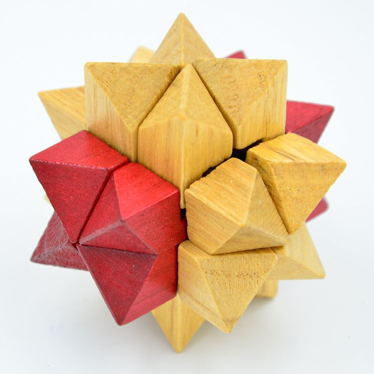 【品名】 智力解锁十二角球 【材质】 柯木 【规格】 6.5CM*6.5CM*6.5CM 【重量】 约57克 【包装】 单个吸塑包装 350个/箱 益智孔明锁适用于各类人群去破解它,征服它 1、对孩子有什么好处? 儿童玩具--成长的伙伴、永恒的主题、智力的玩具。 开发孩子智力,锻炼孩子的动手动脑能力,送个孩子们一个永不磨灭的快乐童年。 2、对学生有什么好处? 学生玩具—增加智慧,脑力充电。 益智玩具看似简单,却却蕴含了无穷的奥妙及玄机,涉及数学中的几何学、拓扑学、运筹学、图论等多门学科。课间课