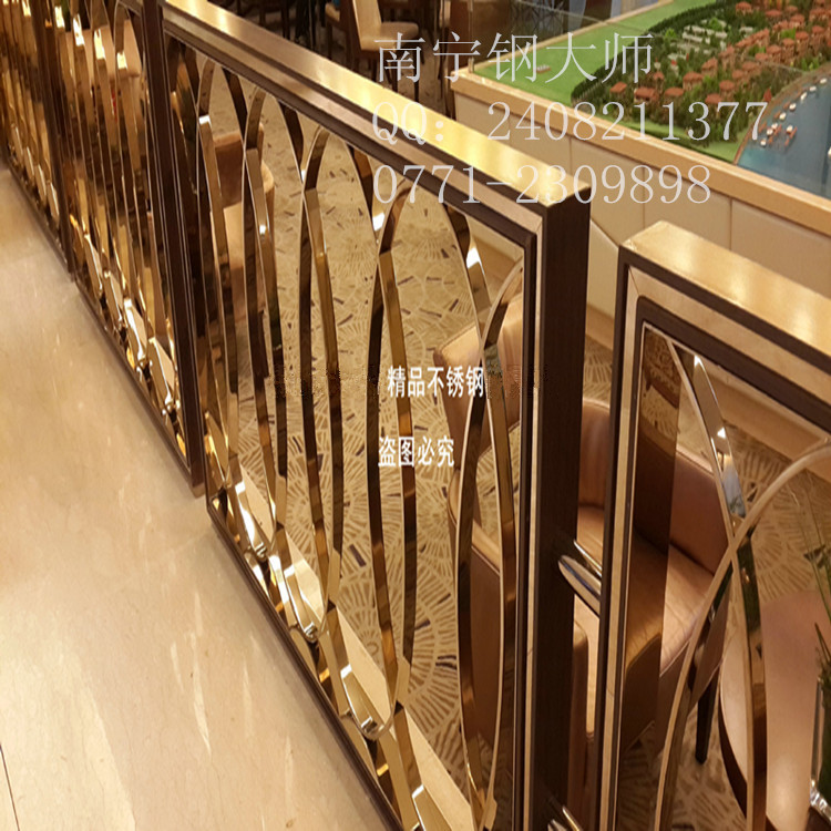 钢大师专业生产销售:不锈钢工程 激光镂空板 不锈钢装饰板 不锈钢蚀刻板 不锈钢收边条 彩钢板 金属屏风 金属隔断 不锈钢屏风 KTV茶几 楼梯扶手 售楼部 栏杆扶手 别墅楼梯扶手 不锈钢欧式栏杆不锈钢茶几 发光茶几 包厢门 夜场KTV包厢门 不锈钢门 不锈钢屏风 金属屏风隔断 雕花镂空 酒店屏风 客厅屏风隔断酒吧台 不锈钢吧台 大厅圆柱 不锈钢包柱 金属柱子 酒店装修、夜场装修、发光柱子金属吧台 吧凳 异形不锈钢 拉丝玫瑰金 黑镜钢 黑砂钢 拉丝不锈钢 香槟金 宝石蓝 不锈钢管屏风等金属制品; 发展迄今,