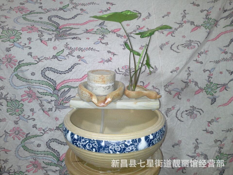 此链接为小号的链接 材料:陶瓷 尺寸:小号 宽30厘米 大号 宽40厘米 1.关于公司:靓丽馆是首家最专业最规模的喷泉,鱼缸供应者,遍布全国各地经销商无数,为买家提供最优质的产品,最优质的服务,最优惠的价格。为你为我为我们共同的顾客层出不穷的设计更多 更新 更美 更好的家具吉祥摆设,产品兼顾 养鱼 加湿空气 养花 吉祥 田园装扮 仿古摆设等等一系列全配套的服务,让我们的顾客得到它更实用更美观更吉祥。