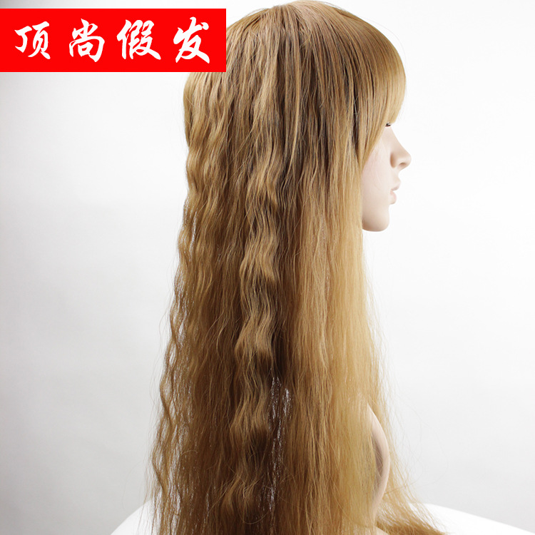1、梳理动作要轻。假发套在使用前应先梳理好,戴上假发套后稍稍加以梳理就可以了。梳理假发一般选用比较稀疏的梳子为好,梳理假发时要采用斜侧梳理的方法,不可进行直梳,而且动作要轻。 2、不要使用发夹。为了防止大风把假发套刮跑,有些人喜欢用发夹夹住假发。但是,夹发不可过于用劲。否则,容易勾坏假发的网套。因此,最好不要使用发夹,可在假发上使用装饰性的发带把发固定住。 3、洗涤时不要用手搓拧。经常戴的发套,一般二至三个月洗涤一次为宜。在洗涤前,先用梳子把假发梳理好,再用稀释的护发素溶液边洗边梳理。切不能用双手搓拧,更
