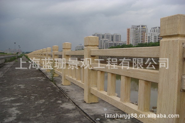 1.强度高,抗冲击性强。产品内置钢筋,确保强度高于铁艺围栏; 2.装饰性强。品种多,色彩丰富,可与各种环境融合,用户可根据区域环境选择不同款式; 3.艺术感强。产品线条流畅,造型精美,时尚气派,古朴典雅,稳重大气。 4.绿色环保。不生锈,避免了不锈钢围栏日照反光的光污染现象。