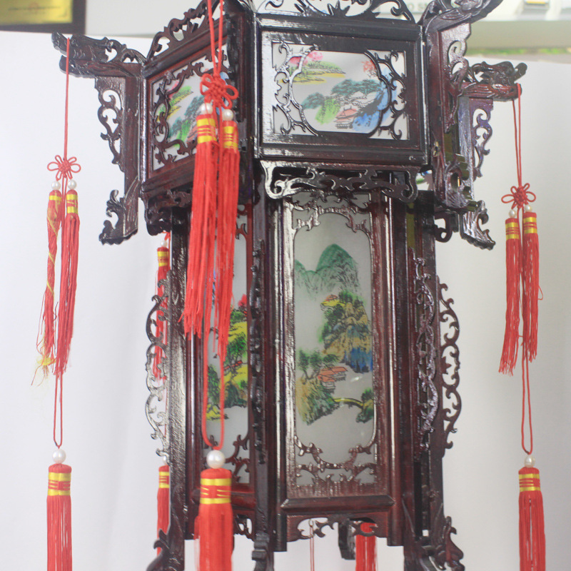 统热销款!!100%纯手工雕刻,100%纯实木制作! 宫灯,顾名思义是古代皇宫中用的灯,主要是些以细木为骨架镶以绢纱和玻璃,并在外绘以各种图案的彩绘灯,又称宫廷花灯。是中国彩灯中富有 特色的手工艺品之一。它以雍容华贵、充满宫廷气派而闻名于世。由于长期为宫廷所用,除去照明外,还要配上精细复杂的装饰,一显示帝王的富贵和奢华。正统的宫灯照型为八角、六角、四角型的,各面画屏图案内容 多为龙凤呈祥、福寿延年、吉祥如意等。 【品牌】:宫灯 【产品名称】:有机玻璃山水画木质花雕宫灯 【材质】:实木+有机玻璃(PVC)材