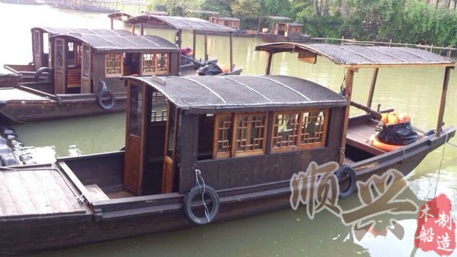 联 系 人 :周建权 QQ:358003433 微信:sxmc0513 联系电话:18014511119 固定电话:0523-82290111 产品名称:仿古木船 马力(HP):手动/驱动 航区:内湖 耐腐蚀,耐老化,结实耐用。可用于房地产小区亮化,旅游景区,酒店装饰等行业。 兴化市竹泓镇顺兴木船厂有着近百年的生产历史,具有雄厚的技术力量和规模优势,拥有综合素质高、经验丰富的职工队伍和新潮的设计能力。主要产品有木船、贡 多拉木船、小木船;出口日本的旅游画舫木船,尖头木船、电动木船,机动木船,中国传统工艺木
