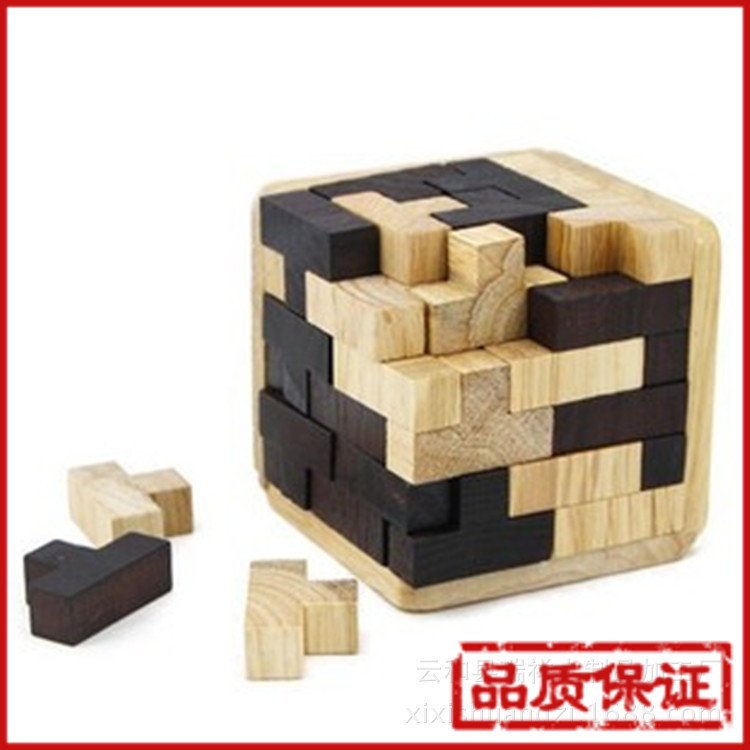 流传千年的古代智慧 孔明锁,也叫八卦锁、鲁班锁,是中国古代传统的土木建筑固定结合器,它起源于中国古代建筑中首创的榫卯结构。相传由春秋末期到战国初期的鲁班发明。(另传说由三国时期诸葛亮发明)这种三维的拼插器具内部的凹凸部分(即榫卯结构)啮合,十分巧妙。在三国时期孔明把鲁班的这种发明制成了一种玩具——孔明锁。原创为木质结构,外观看是严丝合缝的十字立方体。孔明锁类玩具比较多,形状和内部的构造各不相同,一般都是易拆难装。拼装时需要仔细观察,认真思考,分析其内部结构。它有利于开发大脑,灵活手