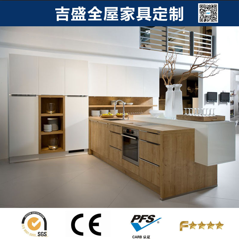 整体厨房橱柜_18mm环保E1级多层夹板门板|吉盛三胺板厨柜订做批发 吉盛环保板材,将甲醛释放量控制在最低范围,确保呈现出优质、健康、环保的产品给消费者。 吉盛生态板橱柜,产品表面高度平整,不易变形;使用吉盛免漆生态板制作的家具不必上漆,表面自然形成保护膜;长久使用不褪色,耐磨、耐划痕、耐酸碱腐蚀;而且生态板本身毒性小,对基材的有毒气体释放也会有抑制作用。