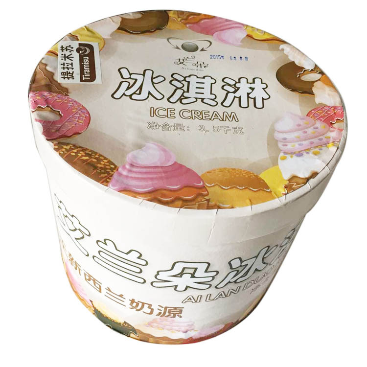 冰淇淋是以饮用水、牛乳、奶粉、奶油(或植物油脂)、食糖等为主要原料,加入适量食品添加剂,经混合、灭菌、均质、老化、凝冻、硬化等工艺制成的体积膨胀的冷冻饮品。 冰淇淋是一种含有优质蛋白质及高糖高脂的食品,另外还含有氨基酸及钙、磷、钾、钠、氯、硫、铁等,具有调节生理机能、保持渗透压和酸碱度的功能。 资料显示,按照国际和国家产品标准,一般奶油冰淇淋,其营养成分为牛奶的2.