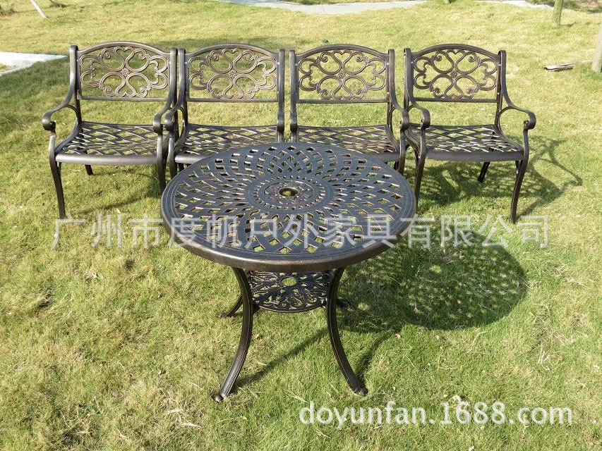 一、材质说明 1.铸铝桌椅优点:不生锈,硬度大,耐磨损,不吸尘,无需特别保养。铸铝家具在欧美国家为主流社会的高档户外家具。 2、铸铝是以熔融状态的铝,浇注进模具内,经冷却形成需要形状铝件的一种工艺方法。铸铝家具采用精选铝材制作,所有部件都是在精细的模具中浑浇筑形成。