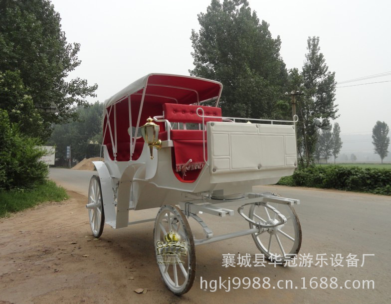 河南华冠轺驰婚庆欧式马车YC-B0026型: 配置 尺寸:长*宽*高(3.6*1.6*2.15米),可根据客户需要修改尺寸大小。 花型:特殊铁艺花型。(采用全金属手动扭曲、折弯、圈圆、压条、折扣、手动金属剪) 结构:用料为Q235B钢材结构车架,全金属焊接,线条流畅、优美。 座位:根据车型前座一般为1~2人,中座1~3人,后座1~3人。