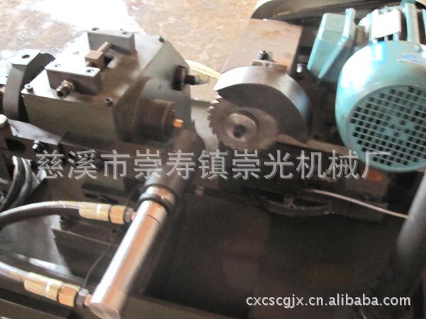公司介绍: 慈溪崇光机械厂位于美丽的浙江慈溪,东离宁波60公里,北距上海148里,西至杭州138公里,是长江三角洲经济圈南翼环杭州湾地区,是上海、杭州、宁波三大都市经济金三角的中心,区位和交通优势十分明显。慈溪市崇寿镇崇光机械厂是自动车床、自动铣床、自动打标机、自动攻丝机等产品专业生产加工的个体经营,公司总部设在浙江省慈溪市崇寿镇崇寿街道,慈溪市崇寿镇崇光机械厂拥有完整、科学的质量管理体系。我厂专业制造各种型号自动车床,以机械自动为主体配合各分配凸轮,控制加工步序,主要适用加工铜铝件电子插件.