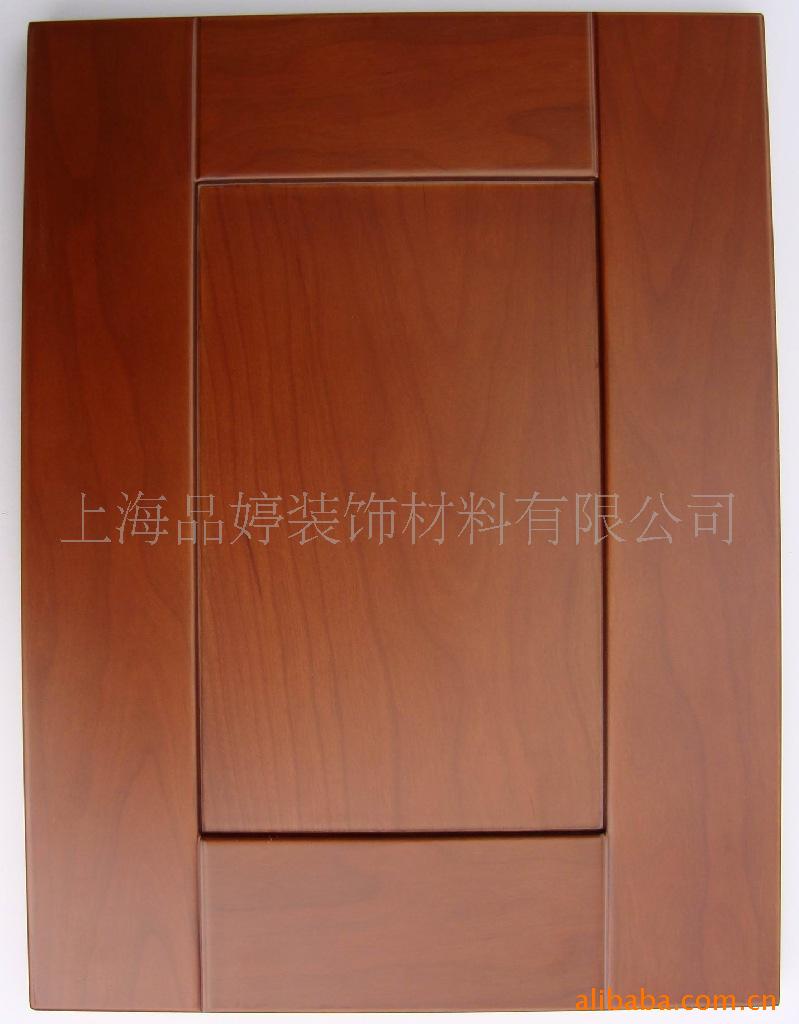 上海品婷裝飾材料有限公司是一家始創于1998年專門生產各類高檔櫥柜門板的專業公司,是上海最早的櫥柜門板生產企業之一。主要從事烤漆門板,復合實木門板的開發與制作。公司經營理念是今天的質量就是明天的市場以最低的成本,生產最好的產品。 公司擁有先進的意大利木材加工設備和意大利CIT公司設計的全壓式無塵噴房等噴漆設備。