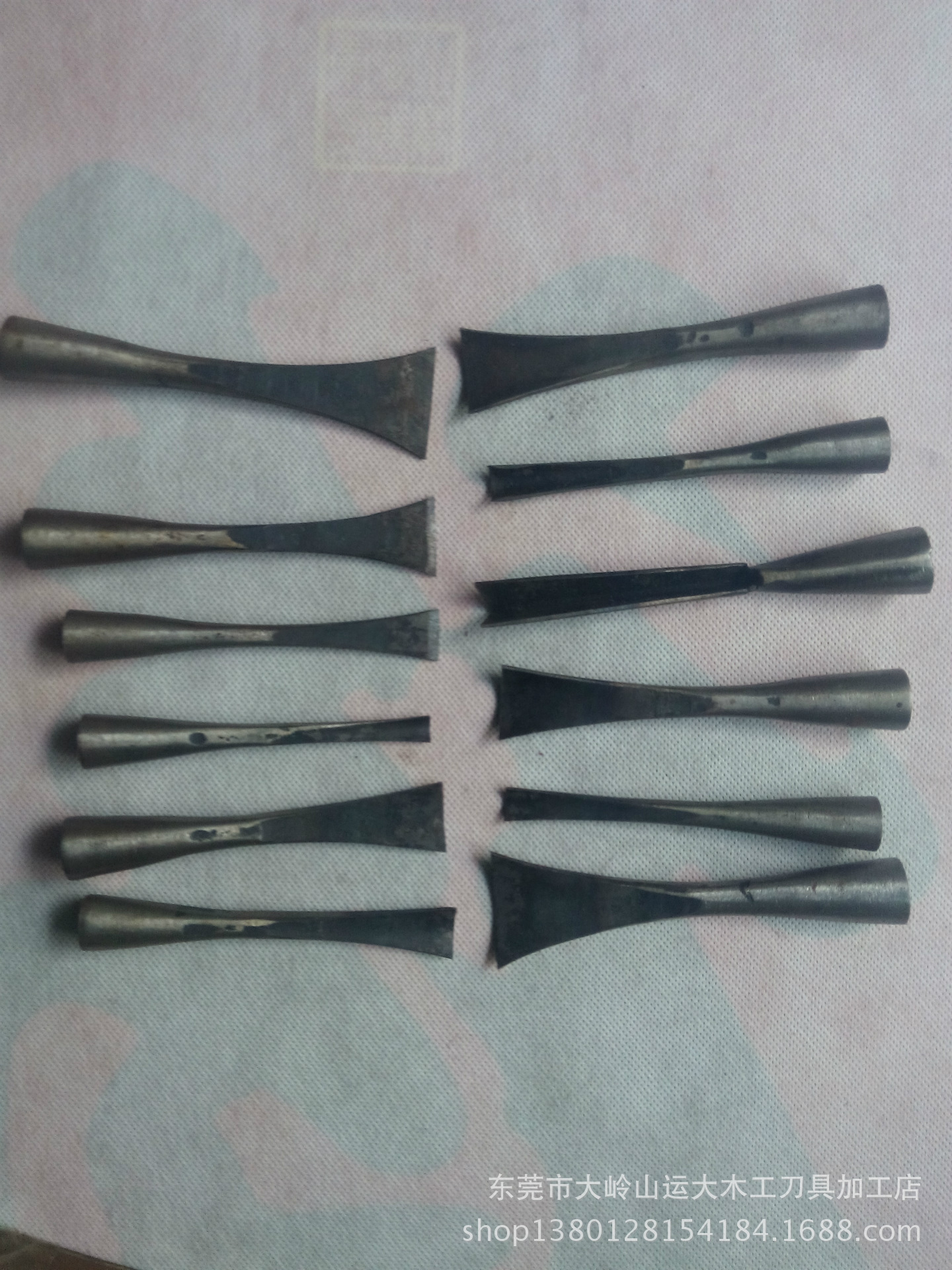 产品展示: 雕刻刀采用高碳钢,常称工具钢 ,合金钢,全钢, 含碳量从0.60%至1.70%, 可以淬硬和回火,高碳钢强度高、弹性好、硬度高、韧性高,耐腐蚀,耐低温,耐高温,无磁性,使用寿命高,耐磨性好,是制作木凿,木雕刀 木刻刀最好的材质。 被誉为我国木雕之乡的浙江东阳,有千余年的木雕历史,北京故宫及苏、杭、皖等地,都有精美的东阳木雕留世。东阳木雕刀也是闻名全国,本店铺雕刻刀出自百年铁匠铺东阳木雕工具厂,雕刻刀全手工锻打,自唐至今已有千余年的历史,是中华民族最优秀的民间工艺之一,被誉为国之神匠。我们东阳