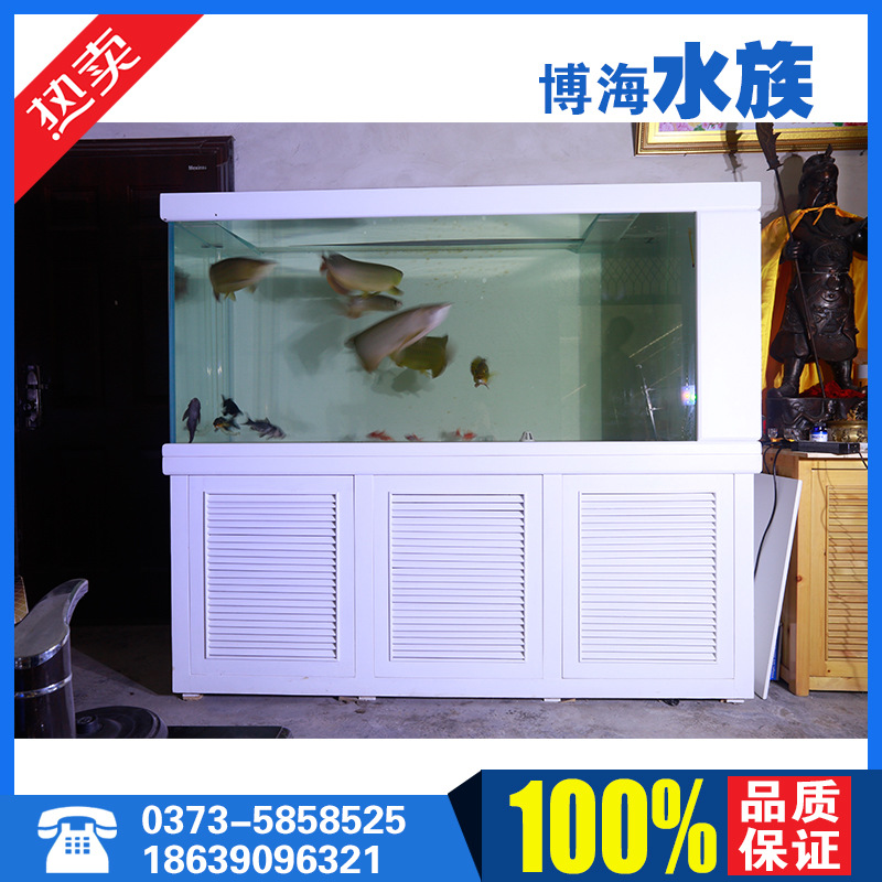 典型水族箱的过滤系统:(1)抽水,(2)物理性过滤,(3)化学性过滤,(4)生物性过滤,(5)出水普遍的家居淡水缸配备一个过滤系统、照明系统、气泵及加温器。此外,许多海水缸(或部分大型淡水缸)会使用潜水泵促进缸内水流循环。 混合物理及生物过滤的系统现时非常普遍,可清除溶于水中的含氮废物、磷酸盐及其他微粒物质,避免这些物质积累对生物造成危害。过滤系统是家居水族中最复杂的机械组件,而且有不同的设计。大部分系统是利用马达将箱内小部分的水抽到外部水道进行过滤,经过滤的水会返回箱内。蛋白质去除器则是只适用于海水缸的