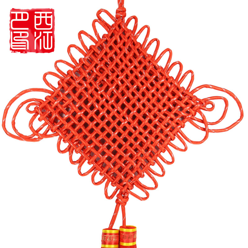 本厂的中国结是纯手工编织,由于编织者手劲大小不同,所以尺寸上会有1-2厘米的偏差,请亲谅解,中国结在连接处有的会用胶粘,也可能存在少量中国结专用胶,这些是生产过程中无可避免也是必不可缺的工序,不能接受的亲们慎拍!! 【中国结】是由中国民间古老的纯手工结绳艺慢慢演变而成现在这些做工美观,精致又漂亮的各种各样的结艺。【结】顾名思义是团结,结交,结缘,结合,永结同心的意思。近年来中国结的产品已经多元化,各式各样吉祥漂亮的中国结,自然浓郁的生活气息,丰富多彩的内容,是收藏和馈赠好友的不可多得的佳品噢!!! 【中国